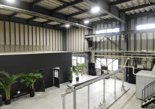 工場設備の写真。天井が高く、観葉植物も展示